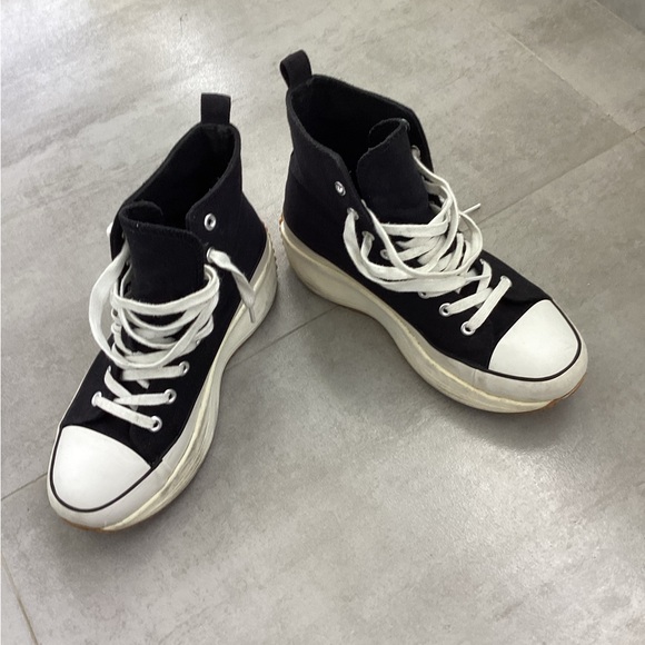 Madden Girl Winnona chunky heel tennis shoes. Size 8 - Black - Picture 4 of 10